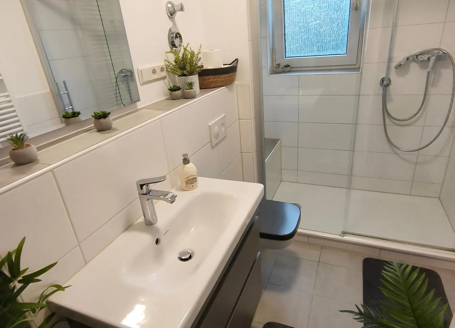 Large Central Apartment - Modern & Fully Equipped - Near Fair Köln 0*,  Németország